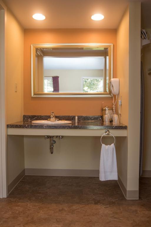 Colonnade Inn Lyndonville Esterno foto