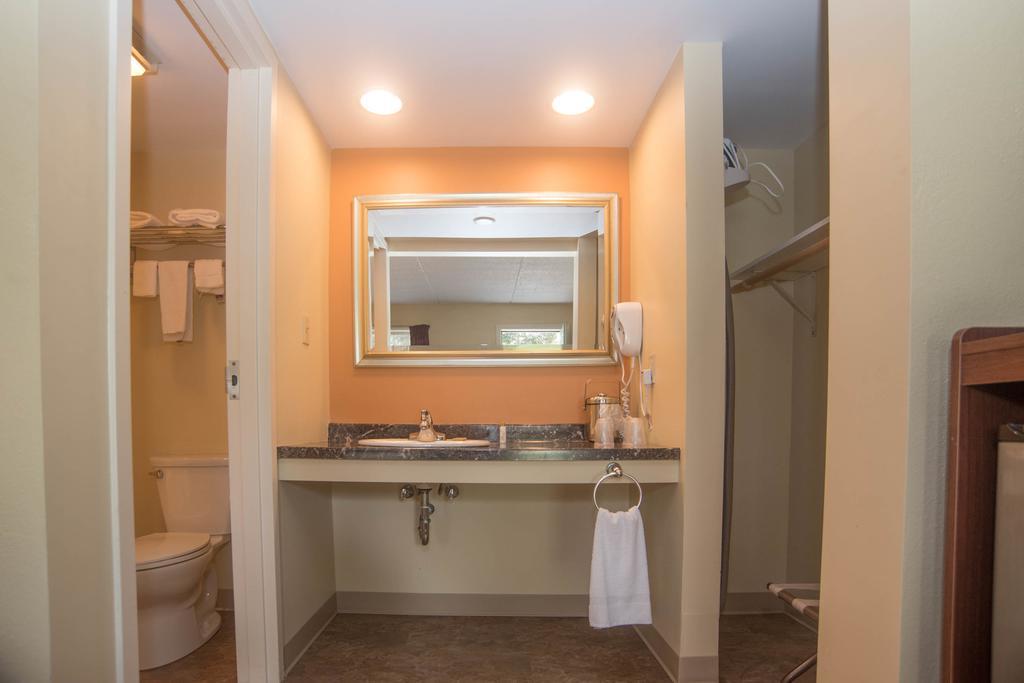 Colonnade Inn Lyndonville Esterno foto
