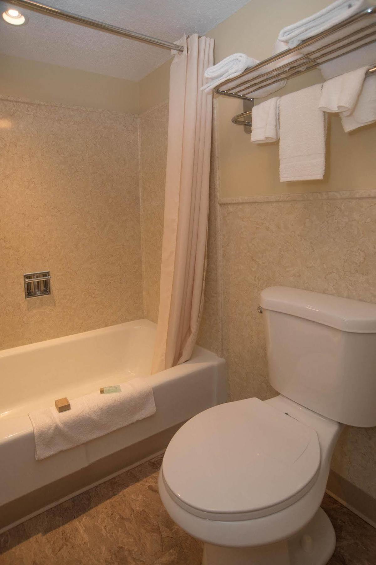 Colonnade Inn Lyndonville Esterno foto