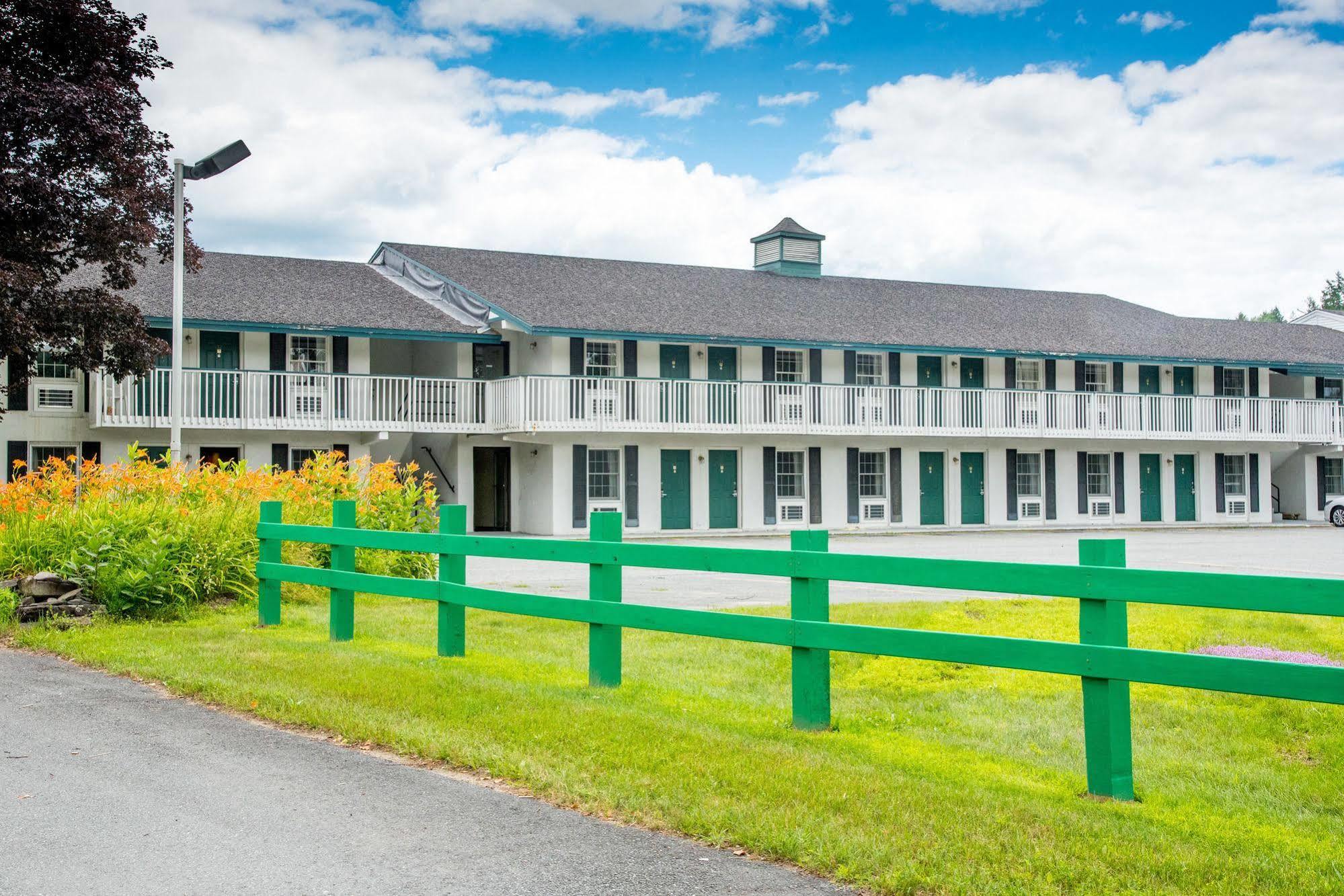 Colonnade Inn Lyndonville Esterno foto
