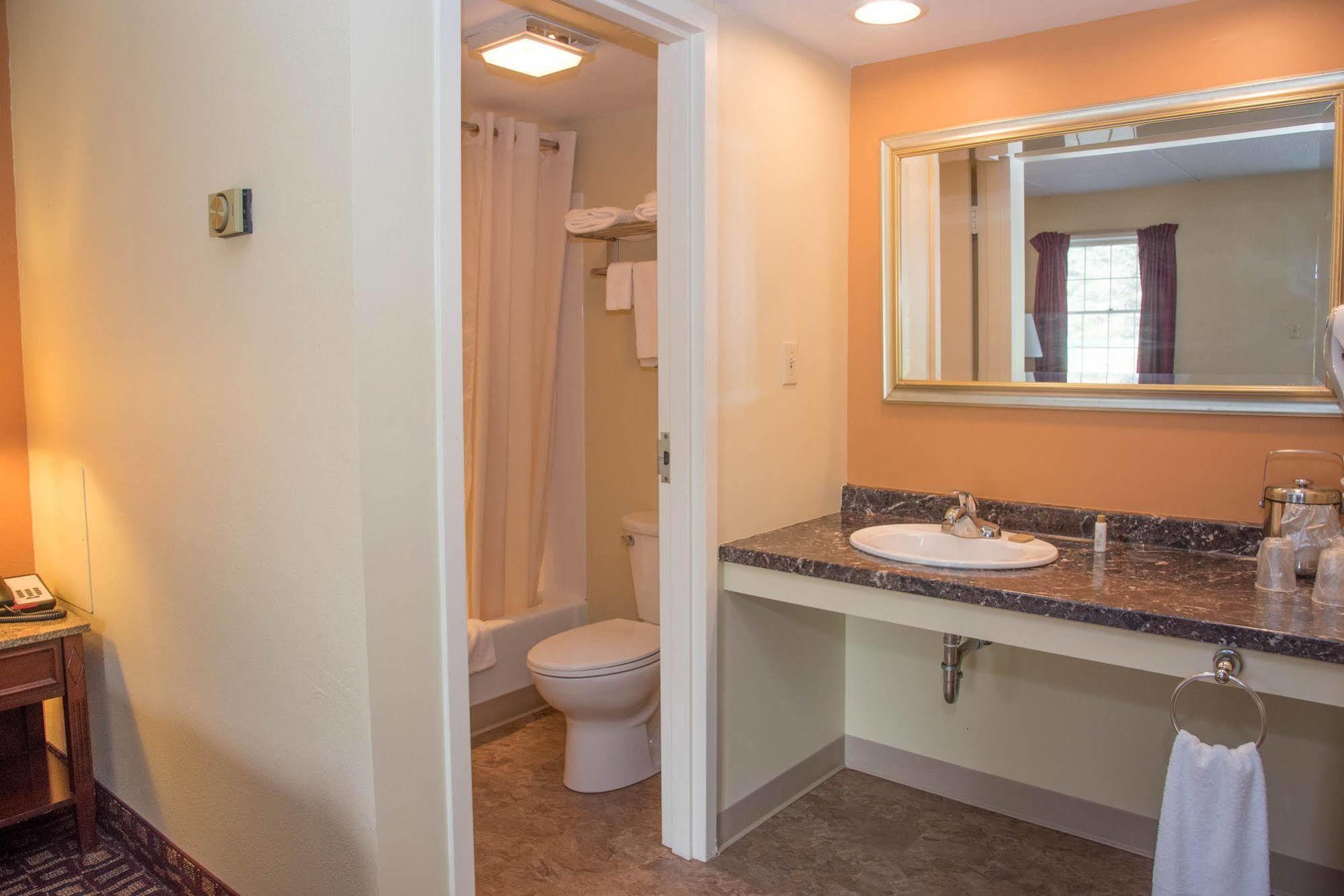 Colonnade Inn Lyndonville Esterno foto